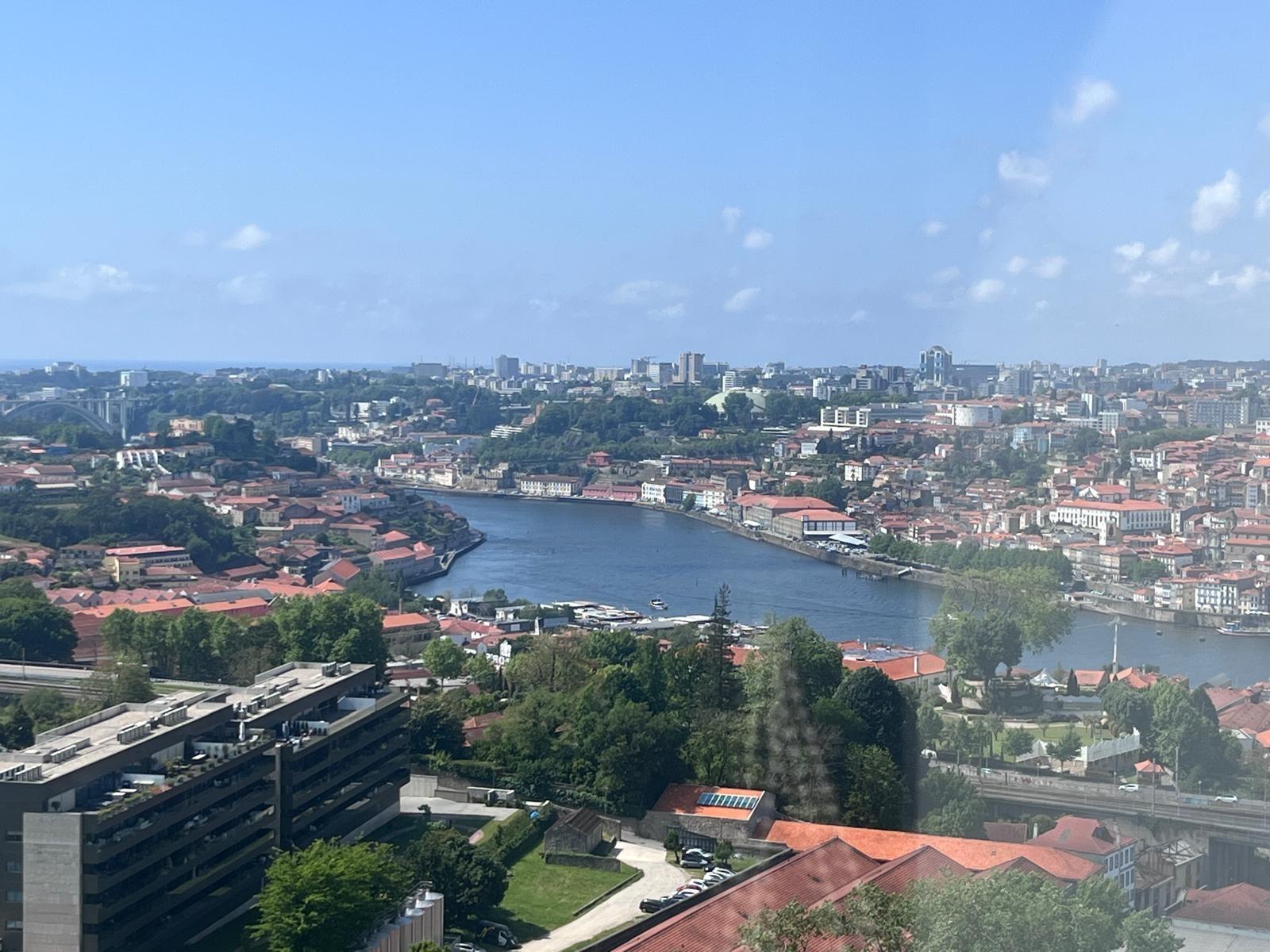 T2 c/ vistas desafogadas para o rio c/ lugar de garagem em Gaia