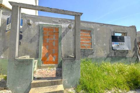 Terreno com moradia em ruína para construção em Condomínhas