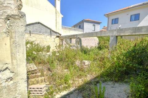 Terreno com moradia em ruína para construção em Condomínhas