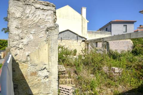 Terreno com moradia em ruína para construção em Condomínhas