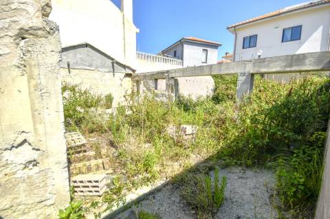 Terreno com moradia em ruína para construção em Condomínhas