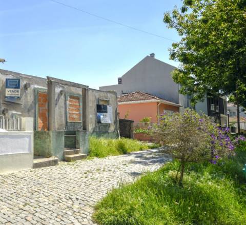 Terreno com moradia em ruína para construção em Condomínhas