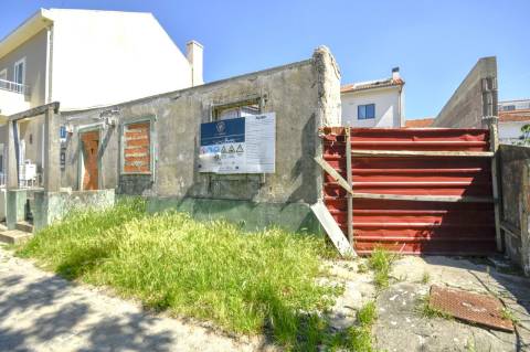 Terreno com moradia em ruína para construção em Condomínhas