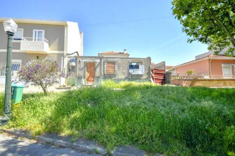 Terreno com moradia em ruína para construção em Condomínhas