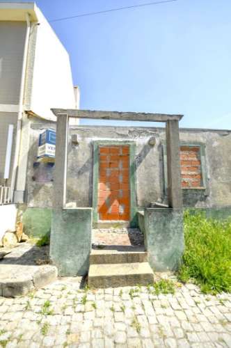 Terreno com moradia em ruína para construção em Condomínhas