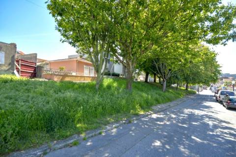 Terreno com moradia em ruína para construção em Condomínhas