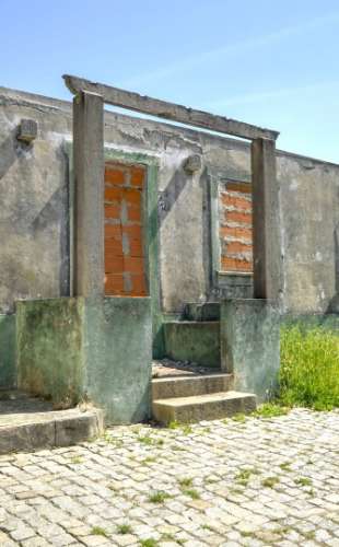 Terreno com moradia em ruína para construção em Condomínhas