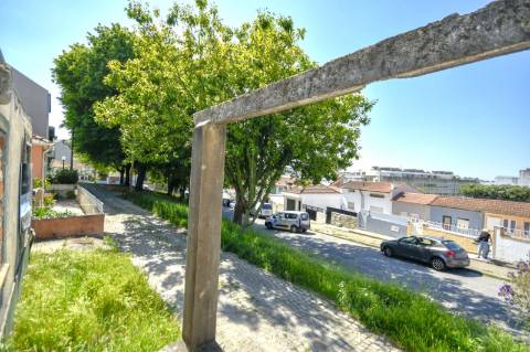 Terreno com moradia em ruína para construção em Condomínhas