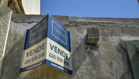 Terreno com moradia em ruína para construção em Condomínhas