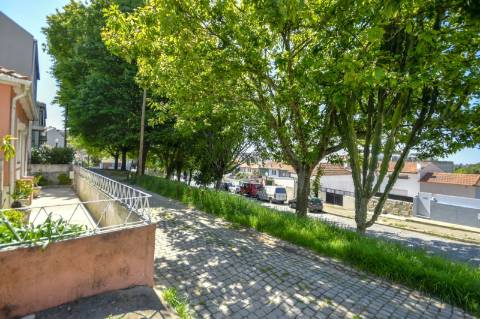 Terreno com moradia em ruína para construção em Condomínhas