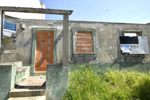 Terreno com moradia em ruína para construção em Condomínhas