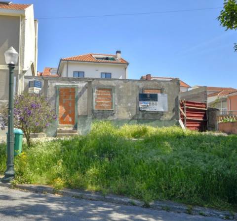 Terreno com moradia em ruína para construção em Condomínhas