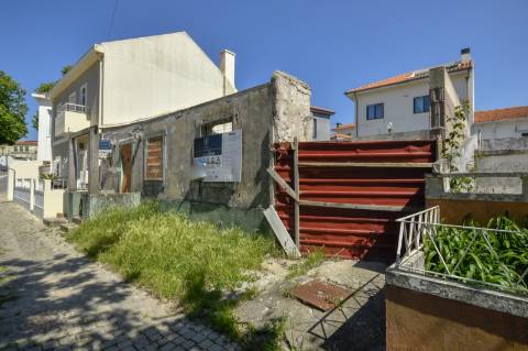 Terreno com moradia em ruína para construção em Condomínhas