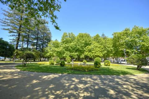 Terreno com moradia em ruína para construção em Condomínhas