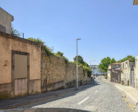 Terreno com moradia em ruína para construção em Condomínhas