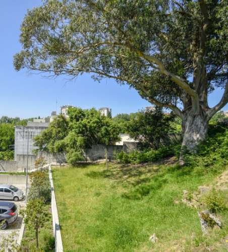 Terreno com moradia em ruína para construção em Condomínhas