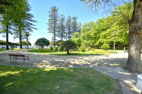 Terreno com moradia em ruína para construção em Condomínhas