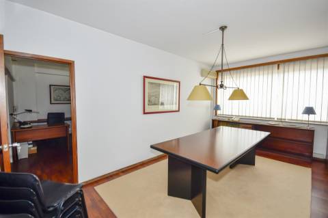 Escritório T7 c/ garagem no centro do Porto