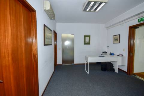 Escritório T7 c/ garagem no centro do Porto