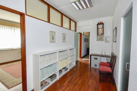 Escritório T7 c/ garagem no centro do Porto