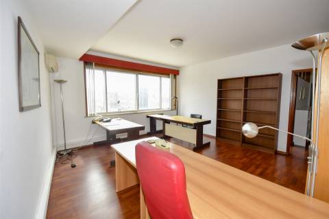 Escritório T7 c/ garagem no centro do Porto