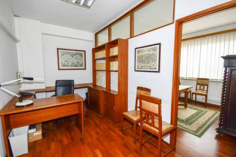 Escritório T7 c/ garagem no centro do Porto