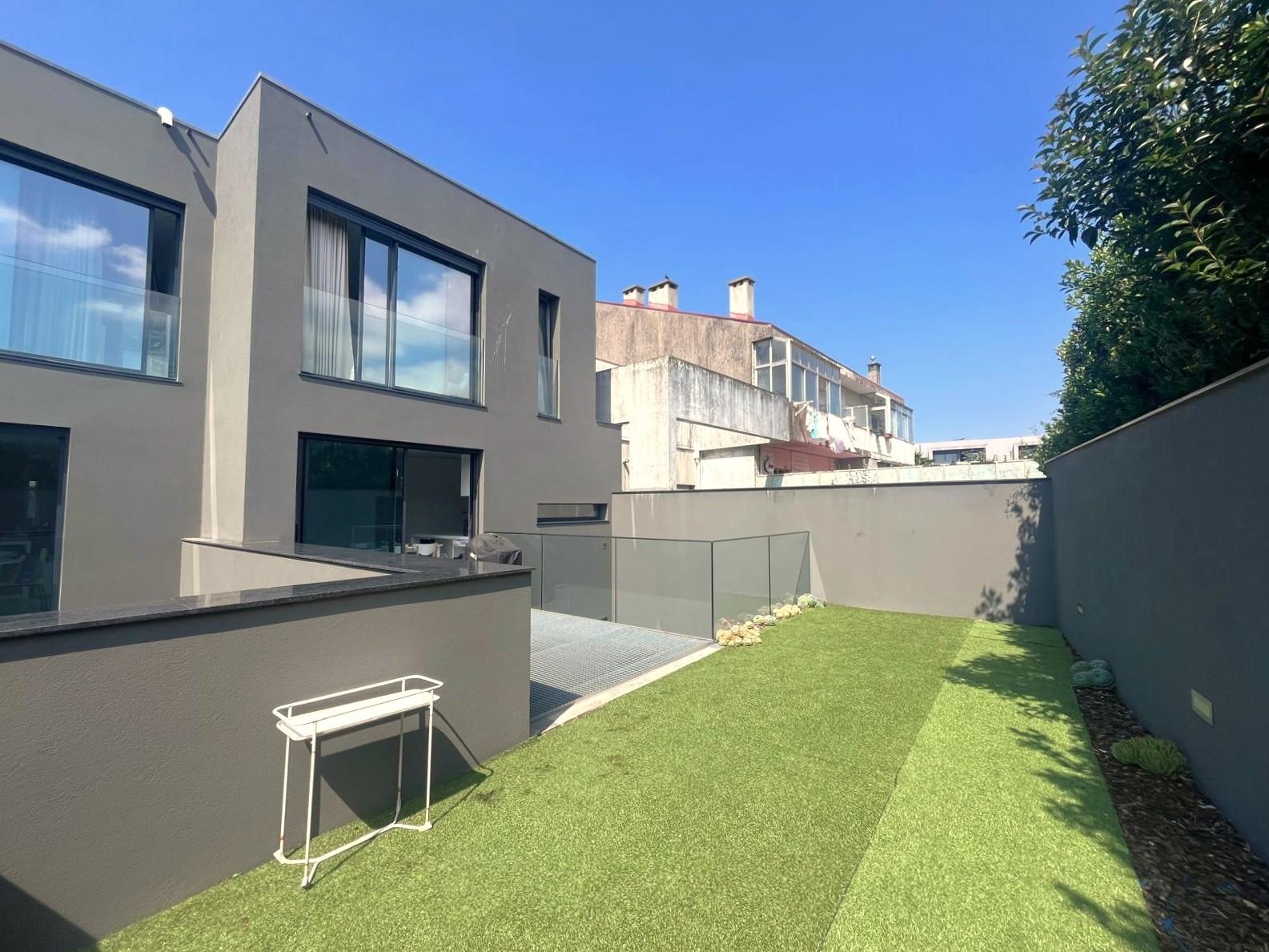 Moradia T4 c/ jardim, junto ao CLIP e ao Parque da Cidade – Porto