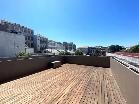 T0 c/ mezanino, varanda e terraço, zona nobre da baixa do Porto
