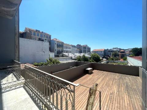 T0 c/ mezanino, varanda e terraço, zona nobre da baixa do Porto