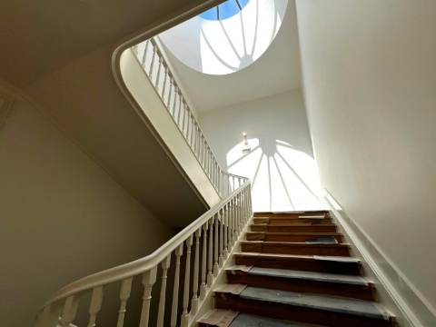 T0 c/ mezanino, varanda e terraço, zona nobre da baixa do Porto