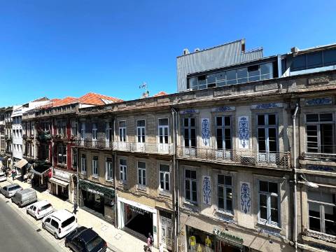 T0 c/ mezanino, varanda e terraço, zona nobre da baixa do Porto
