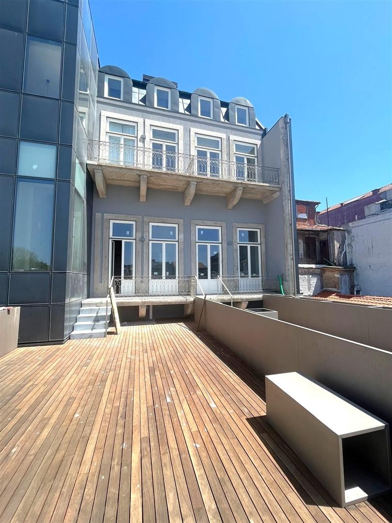 T0 c/ mezanino e varanda na zona nobre da baixa do Porto