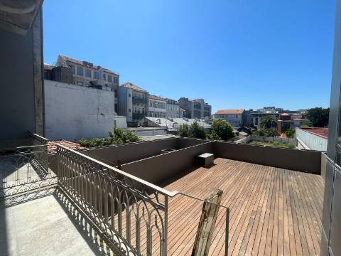T0 c/ mezanino e varanda na zona nobre da baixa do Porto