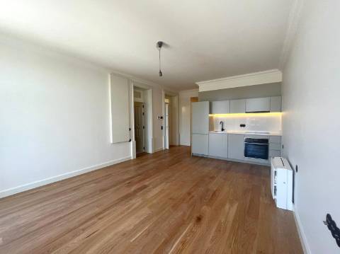 T0 c/ mezanino e varanda na zona nobre da baixa do Porto