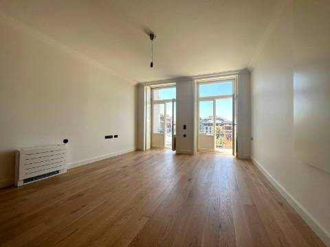 T0 c/ mezanino e varanda na zona nobre da baixa do Porto