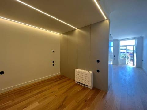 T0 c/ mezanino e varanda na zona nobre da baixa do Porto