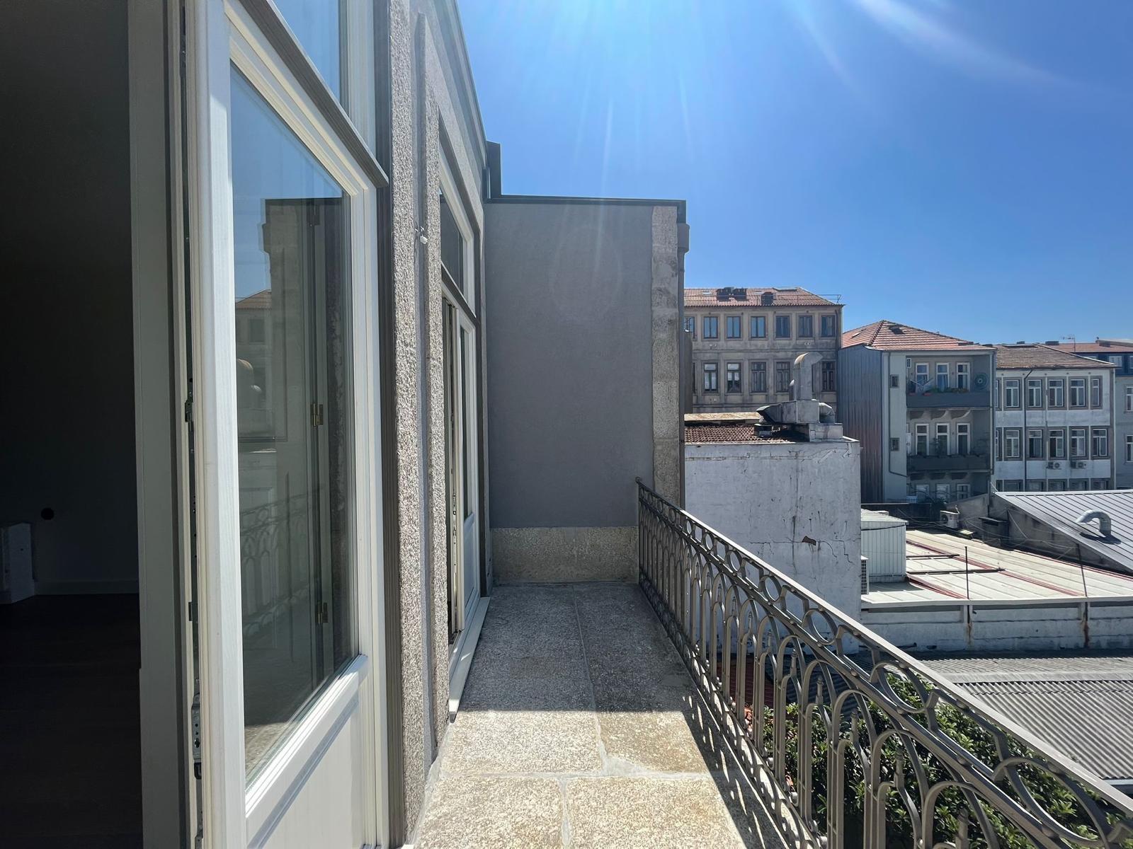 T0 c/ mezanino e varanda na zona nobre da baixa do Porto