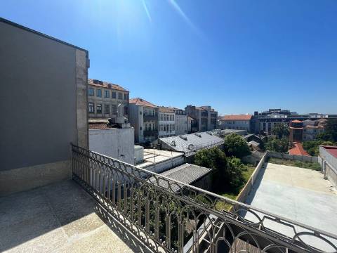 T0 c/ mezanino e varanda na zona nobre da baixa do Porto