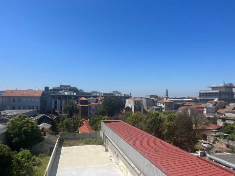 T0 c/ mezanino e varanda na zona nobre da baixa do Porto
