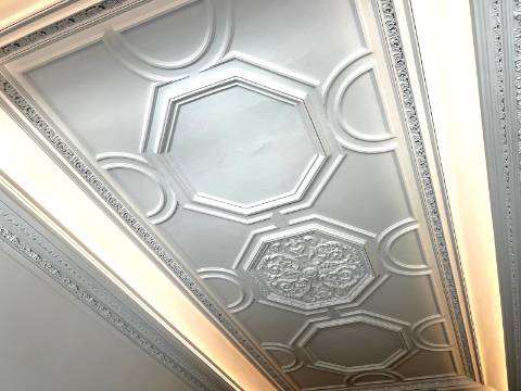 T0 c/ mezanino e varanda na zona nobre da baixa do Porto