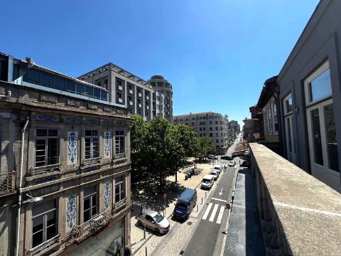 T0 c/ mezanino e varanda na zona nobre da baixa do Porto