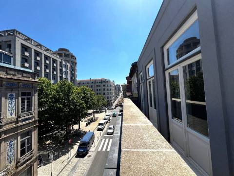 T0 c/ mezanino e varanda na zona nobre da baixa do Porto