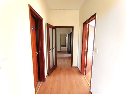 Excelente escritório T8 na Boavista