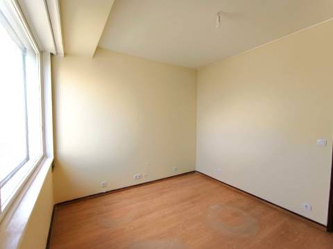 Excelente escritório T8 na Boavista