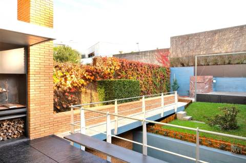 Moradia V4 com jardim e terraços