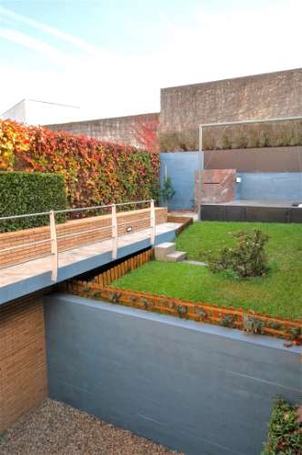 Moradia V4 com jardim e terraços