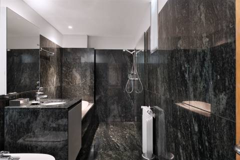 Moradia V4 com jardim e terraços