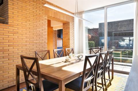 Moradia V4 com jardim e terraços