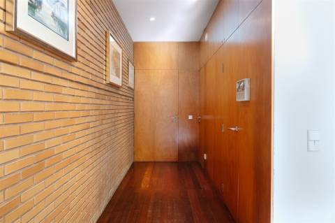 Moradia V4 com jardim e terraços