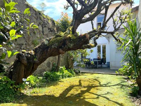 Moradia T3+1 com jardim na Foz Velha.